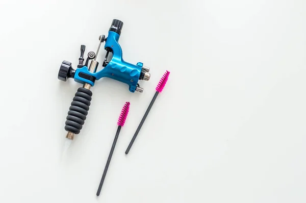 beyaz bir arka planda sürekli makyaj için makine. Microblasting fırçalar