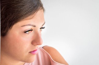 beyaz bir arka plan üzerinde uzun kirpik yakın çekim ile genç bir kadın portresi