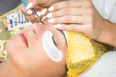 Güzellik Salonu bir genç Sevimli kız için kirpik uzantıları Master yapar