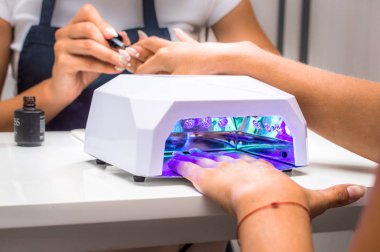 Kadın manikür güzellik salonu içinde. Kavramı