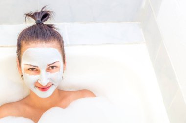 Sarı bir arka plan yüzünde maske olan kadın