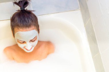 Kapalı gözlerle yüzünde maske olan kadın