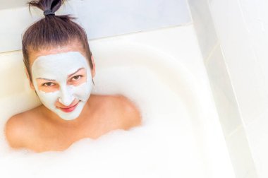 Sarı bir arka plan yüzünde maske olan kadın