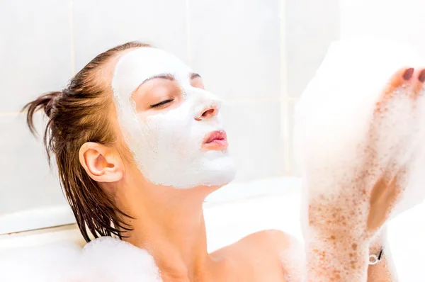 Mujer Joven Con Una Máscara Cara Está Acostada Baño Soplando —  Fotos de Stock