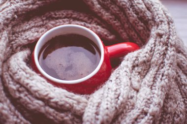 Kahve bir yün atkı sarılı. Kavram sonbahar. Kavram kış