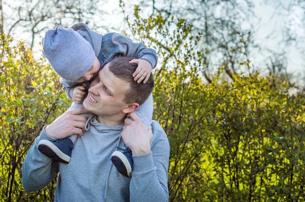 Figlio Sulle Spalle Suo Padre — Foto Stock