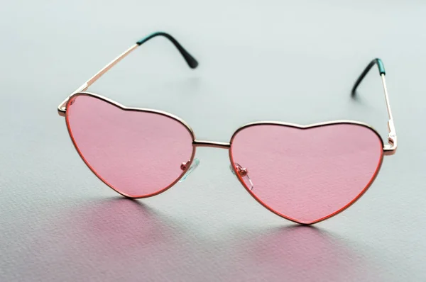 Óculos cor de rosa na forma de um coração close-up. amor conceito. dia de festa do santo dia dos namorados. 14 de Fevereiro . — Fotografia de Stock