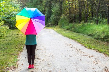 Parlak renkli şemsiye olan kadın. Kavram iyimserlik ve mutluluk