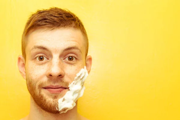 Genç Adam Bir Tıraş Köpük Yüzünde Yarısı — Stok fotoğraf
