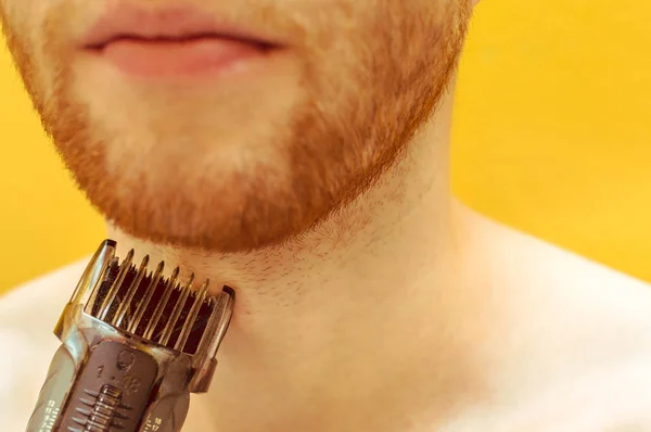 Bir Adamın Sakalını Tıraş Makinesi Ile Tıraş Yakın Çekim — Stok fotoğraf