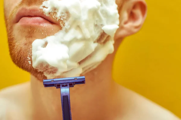 Young Man Shaving Blade Beard Close Yellow Background — Stock Photo, Image