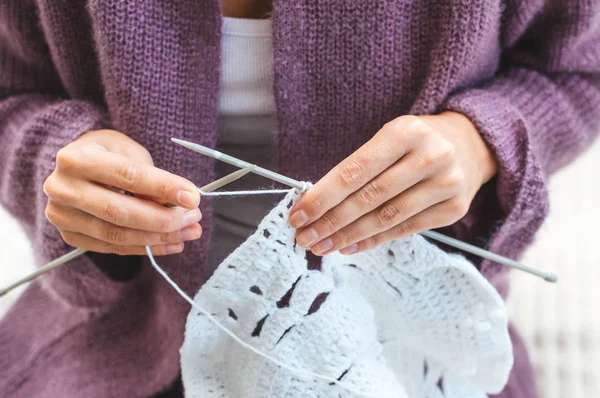 Giovane donna che lavora a maglia. Mani in alto. Processo di lavorare a maglia — Foto Stock