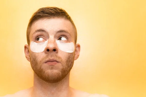 Joven Con Manchas Bajo Los Ojos Sobre Fondo Amarillo Concepto — Foto de Stock