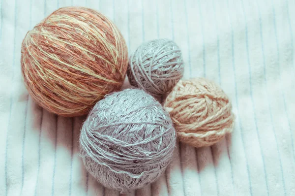 Dört düğüm üzerinde beyaz ekose iplik. Tonlama.