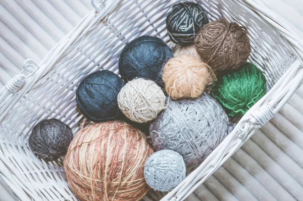 Много Пряжи Вязания Корзине Концепция Вязания — стоковое фото