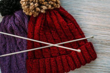 İki örgü şapka örgü iğne ile. Kavram örgü ve kış.