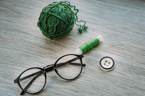 Brille Grünes Garn Grüner Faden Und Knopf Konzepthandwerk — Stockfoto