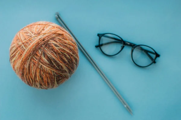 Wollknäuel Stricknadeln Und Brillen Flache Lage — Stockfoto