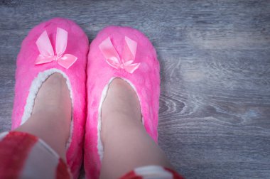 Katta pembe yumuşak terlik ayaklarda. Kavram sabah.