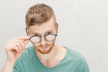 Genç şık gözlüklü. Portre portre.