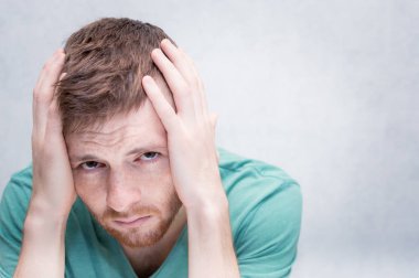 Genç adam kafasına tutuşsun. Üzüntü ve keder kavramı