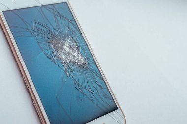 Kırık cam yakın çekim ile telefon. Konsept telefon tamiri
