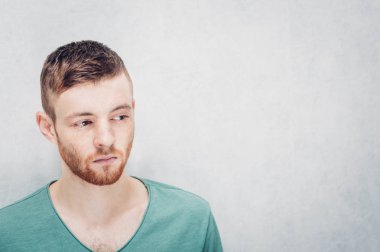 Hüzünlü bir bakışla genç bir adam portresi. Kopya alanı