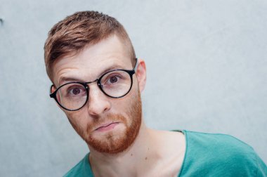 Gözlüklü genç bir adam portresi. Kavram sürpriz