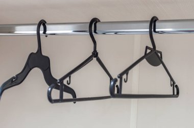 Boş bir dolap yakın çekim üç askı. Bir kadın giyecek bir şeyim kavramdır.