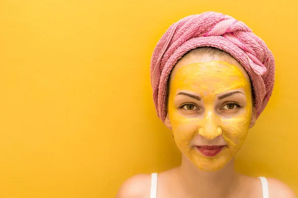 Wanita Muda Dengan Topeng Kuning Wajahnya Dan Handuk Merah Muda — Stok Foto