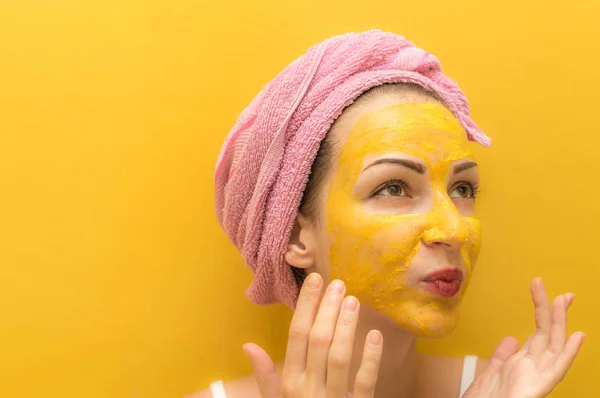 Wanita Muda Mengenakan Masker Wajah Rumah — Stok Foto