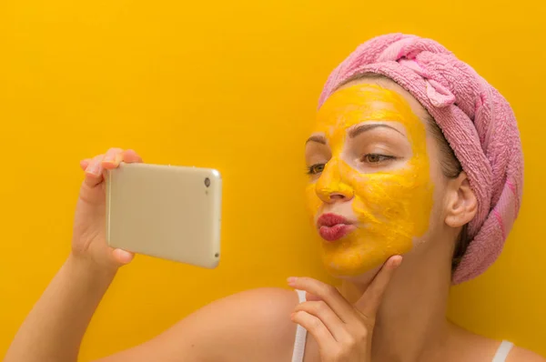 Wanita Muda Berpose Untuk Selfie Dengan Masker Wajah — Stok Foto