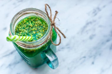 Yeşil mermer açık renkli televizyonu ile brokoli güler yüzlü yakın çekim