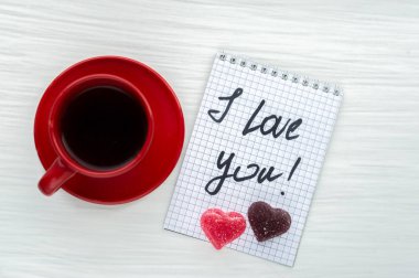 Kahve, şeker, bir kalp ve bir not seni seviyorum durumda. Kavramı