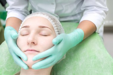 Şevval özçelik Güzellik genç bir kıza yüz masajı yapar. Yüz masajı