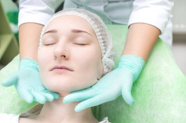 Genç kız Güzellik Salonu Güzellik masada yatıyor. Yakın çekim yüz.