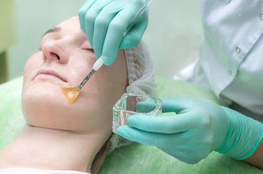 Genç kadın soyma güzellik salonu mu