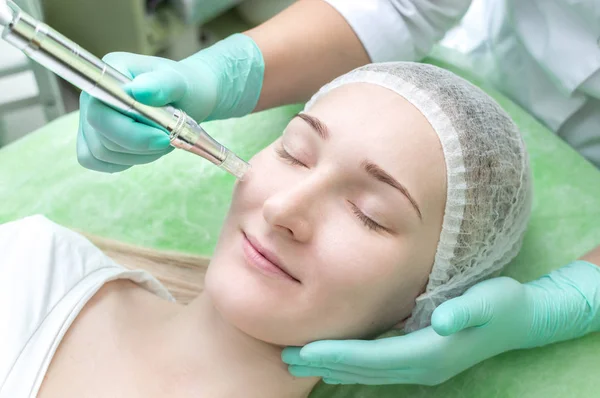 Cosmetólogo Haciendo Mesopilling Una Joven Salón Belleza Cerca — Foto de Stock