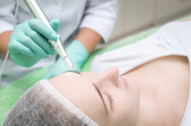 Şevval özçelik güzellik microneedling genç kız güzellik salonu yakın çekim mezo silindir içinde yapar.