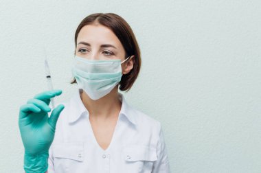 Genç kadın doktor bir şırınga elinde tutan ve baktığı. Kavram hastalığı