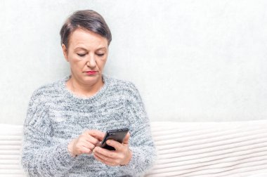 Cep telefonu okuyan kadın kıdemli portresi