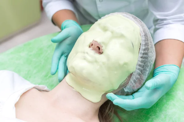 Kosmetyczka Stosując Alginowe Uplastyczniające Maski Twarz Kobiety — Zdjęcie stockowe