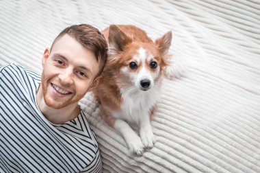 Mutlu bir adam ve bir köpek. Portre portre. Köpekler için kavram aşk
