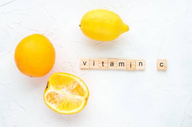 Kavram vitamin c limon ve portakal beyaz bir arka plan üzerinde