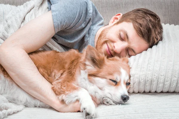 若い男と犬はベッドで寝ています ポートレート クローズ アップ 概念の週末 — ストック写真
