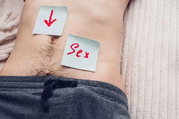 Jonge Man Met Een Erectie Ligt Het Bed Concept Seks — Stockfoto