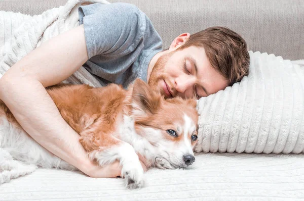 Jovem Dormindo Cama Abraçando Cachorro — Fotografia de Stock