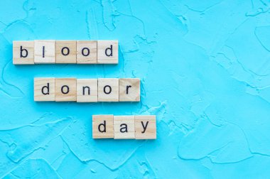 Metin kan donör günü mavi zemin üzerine kapatalım. Uluslararası kan donör günü kavramı. 14 Haziran