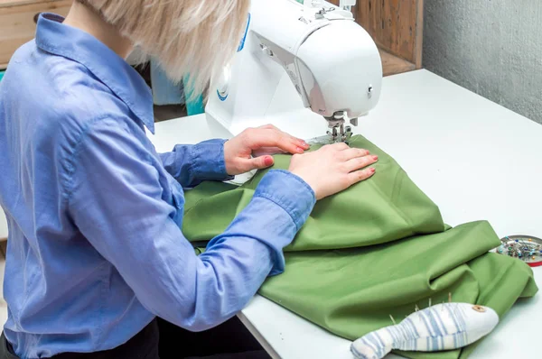 O estresse costurar roupas em uma máquina de costura. Close-up. Conceito de costura workshop.Tailoring processo — Fotografia de Stock
