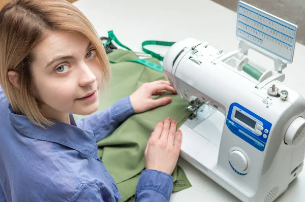 O estresse costurar roupas em uma máquina de costura. Fecha a porta. Processo de adaptação — Fotografia de Stock